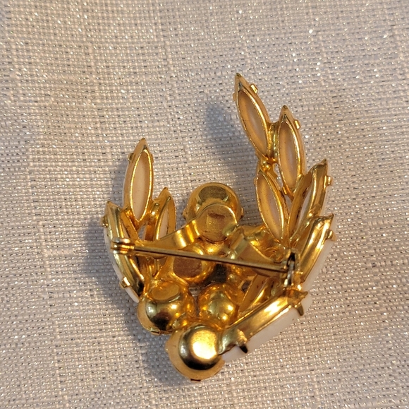White Milk Glass Gold Tone Vintage Brooch - Picture 7 of 10